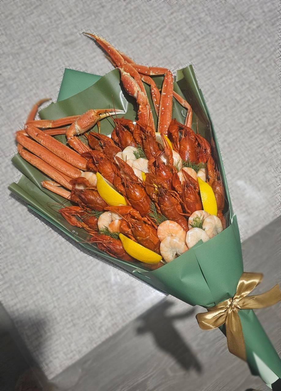 Букет с раками, креветками и клешнями стригуна