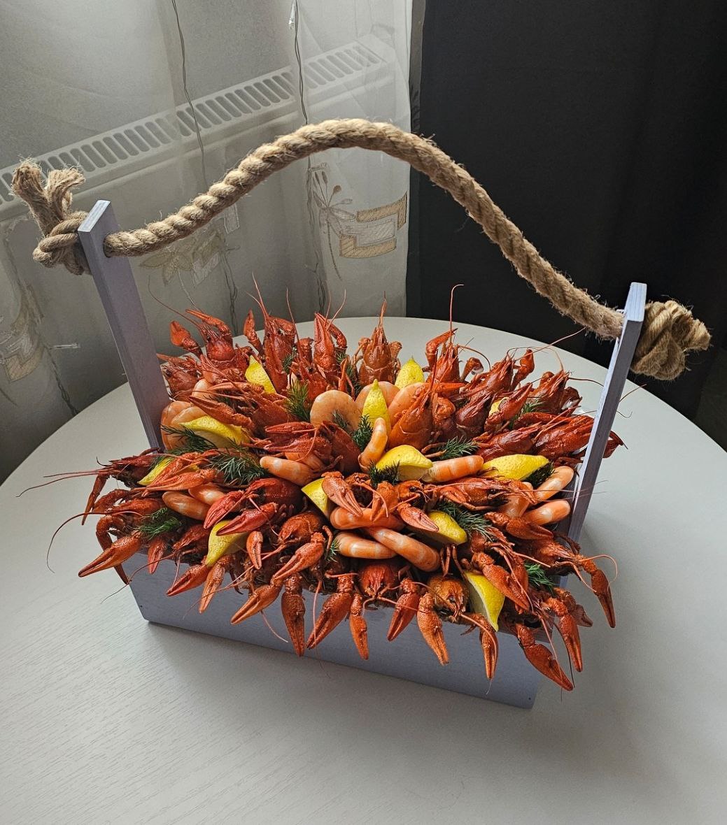 Ящик с раками и креветками