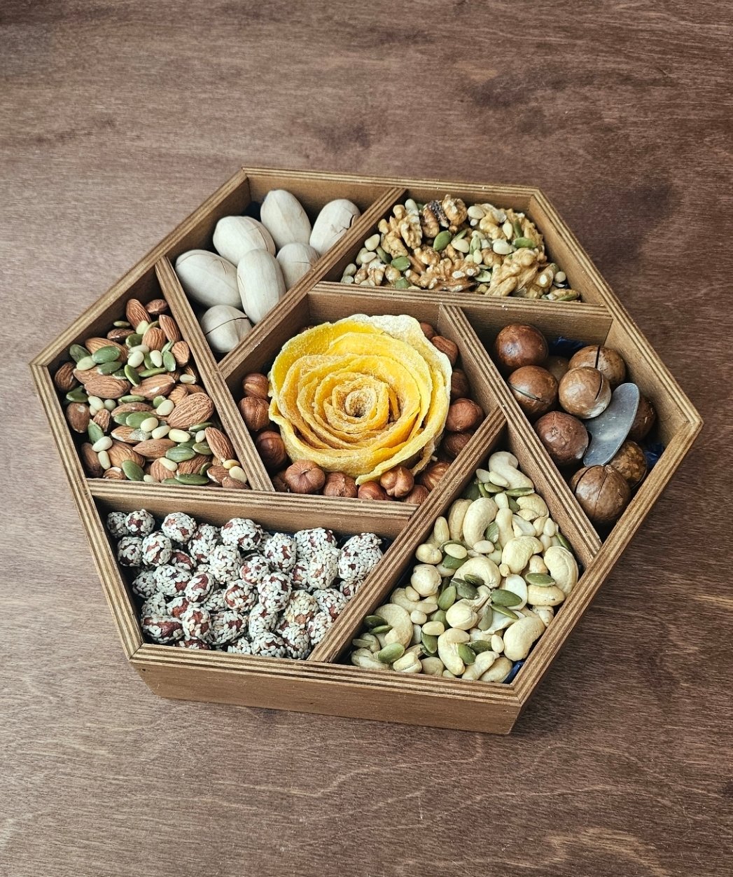 Бокс “Соты” с розой из манго