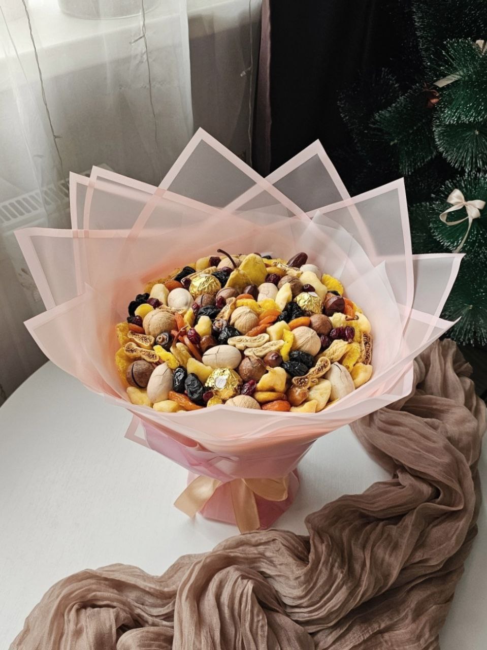Букет с орехами и сухофруктами